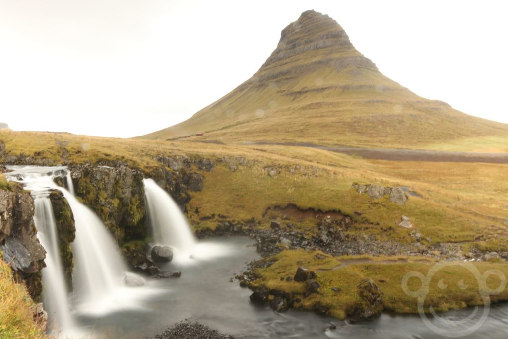 Berg Kirkjufell mit Wasserfall