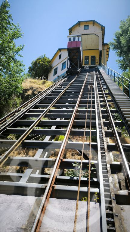 typische Aufzüge in Valparaiso in Chiles Norden